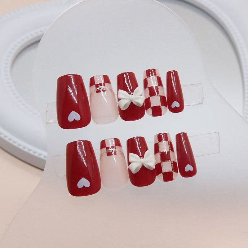 Des ongles à porter dans un tableau de bord rouge vin pour une manucure plus juste