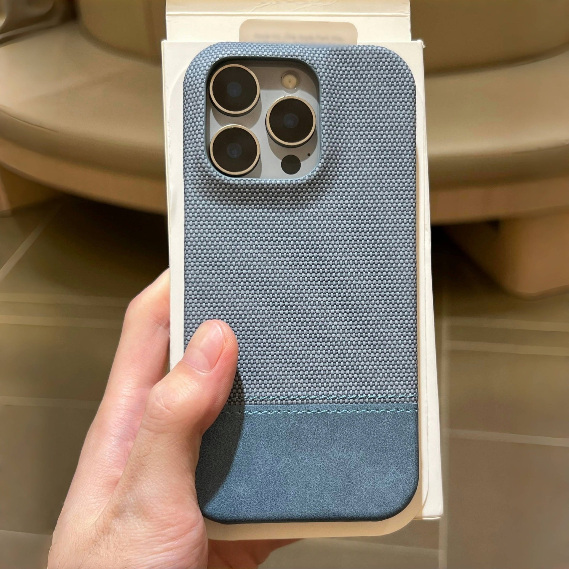 Smartphone Case en cuir végétalien avec une texture tissée et une fixation magnétique