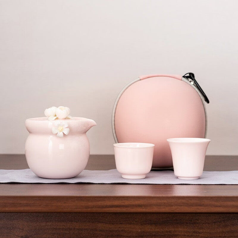 Set à thé portable en céramique fleurie à la main avec une théière et deux tasses