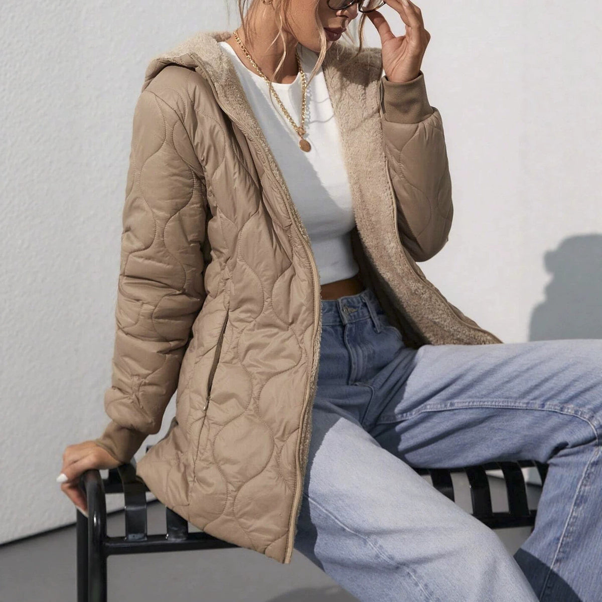 Manteau rembourré à capuche de taille moyenne pour femmes avec doublure en polaire