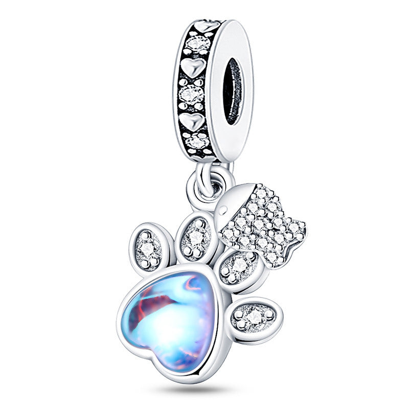 Bracelet bricolage avec un pendentif et des perles d'impression de patte mignon