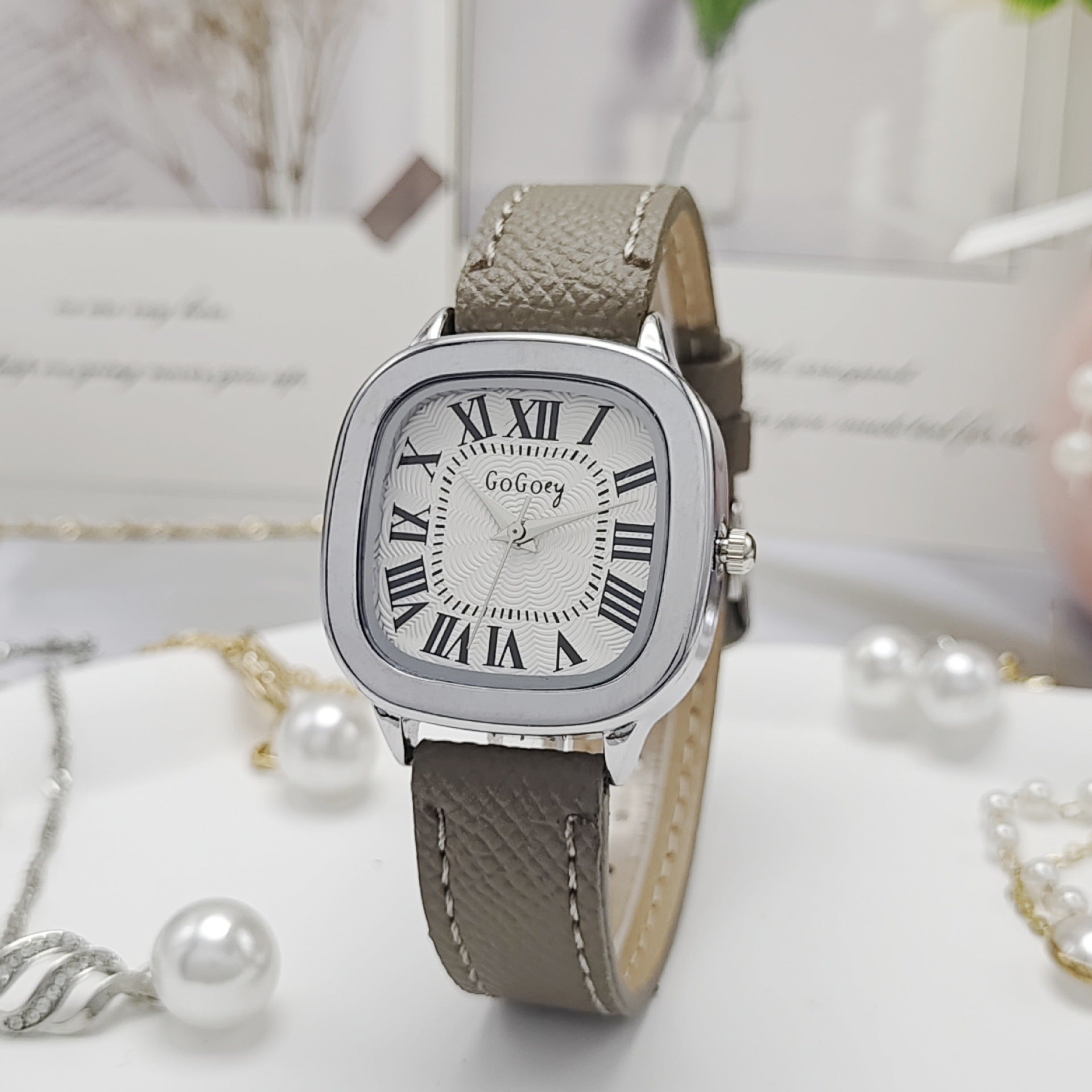 Montre de bracelet en cuir rétro pour femmes