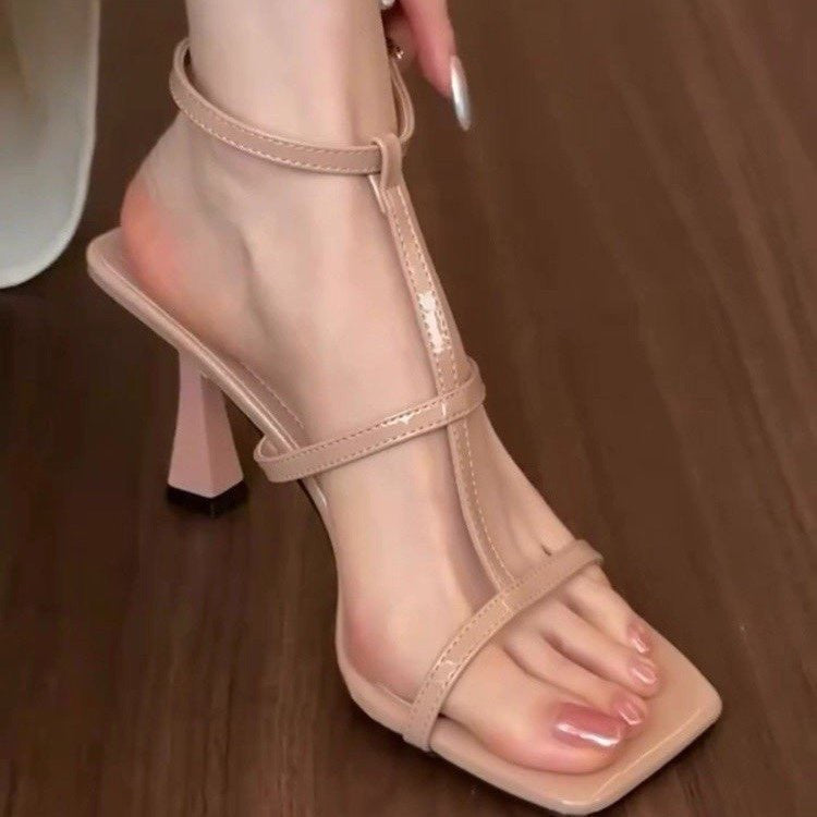 La première rencontre avec les talons nus français de Ji
