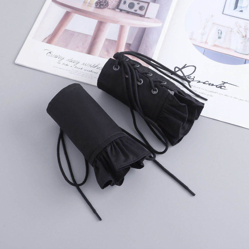 Châle en forme de chauve-souris correspondant au faux collier et à la sangle de détail aux menottes