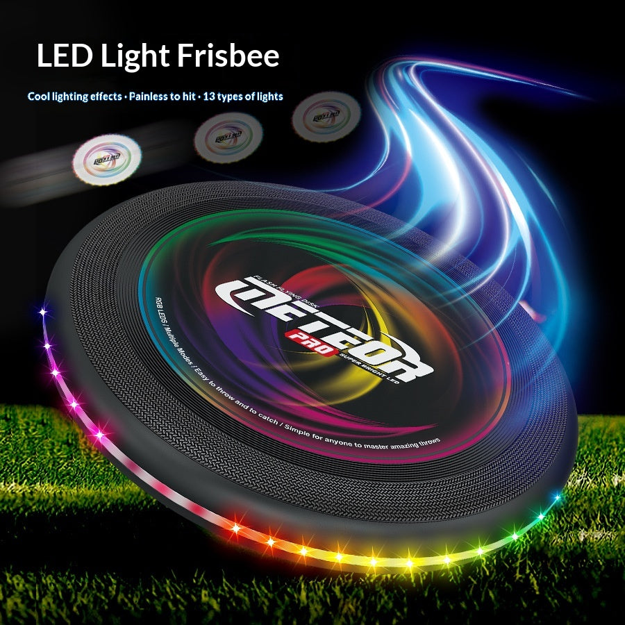Enfants de plein air sport lumineux frisbee lancer à la main et glisse dans une spirale