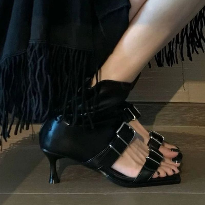 Sandales à sangle unique à la mode