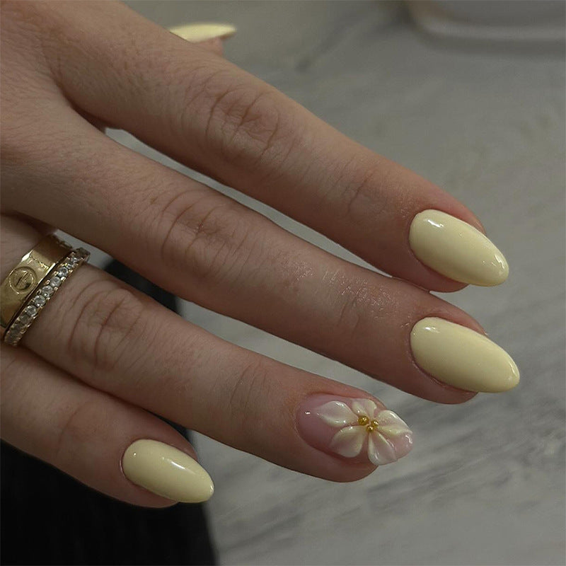 Nails à amande jaune de style français au design floral 3D
