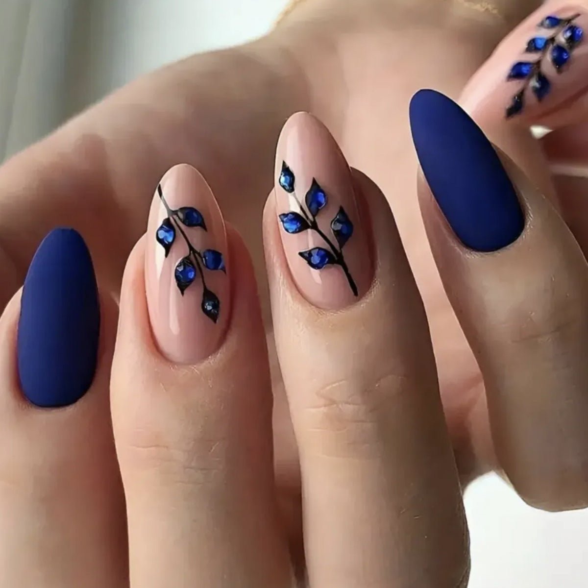 Conseils d'ongle en forme d'amandes en forme d'amandes bleu mat avec des accents diamantaires amovibles