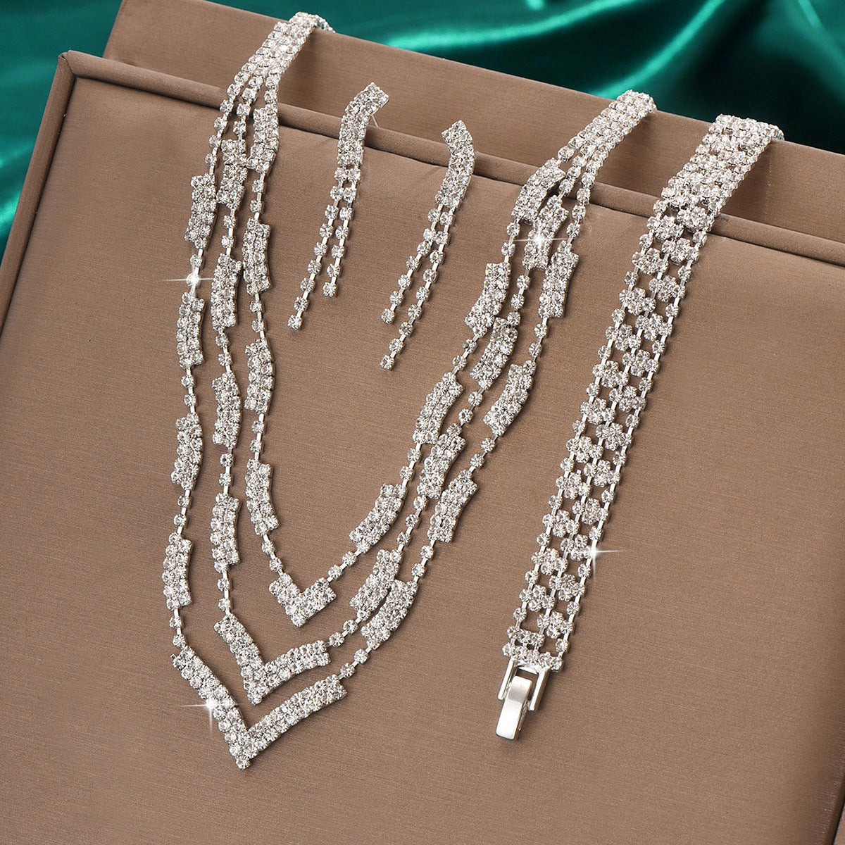 Chaîne de griffes de Strass de style européen et américain à coupe en V multi-layer