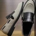 Chaussures de loafer de couleur unie pour hommes avec des accents de déguisement