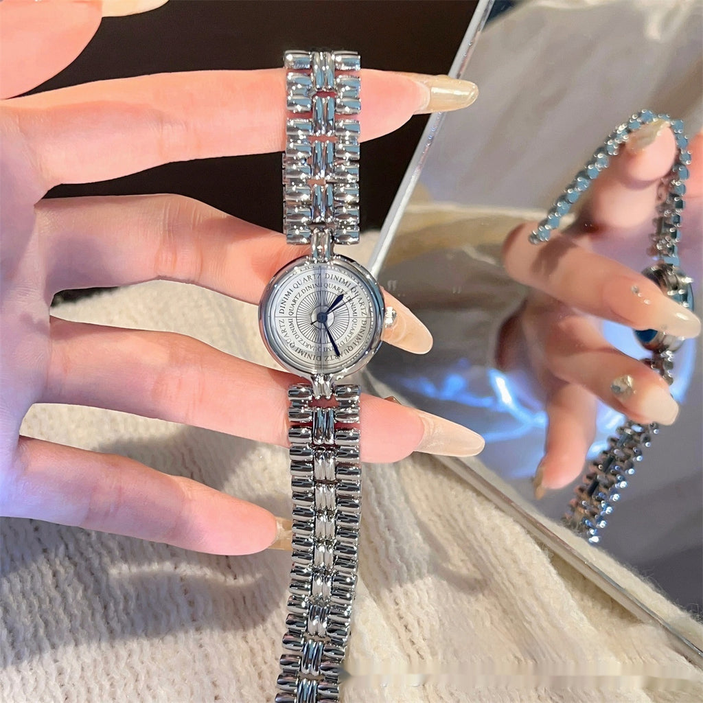 La montre en chaîne d'or évoluée mi-ancifique de luxe et de simplicité