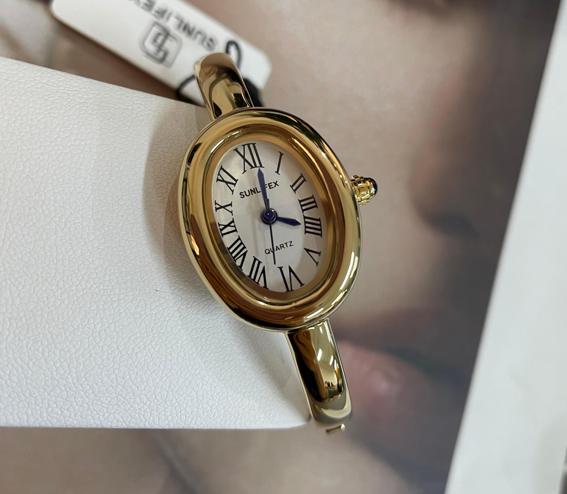 Lady's Rose Gold Diamond Lunette Luxury Niche design haut de gamme Oval bracelet montre