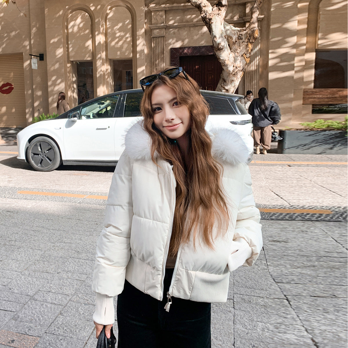 Femmes Stylish Cinching de taille Figure-flatter Cropped Coat avec un grand hood doublé de fourrure