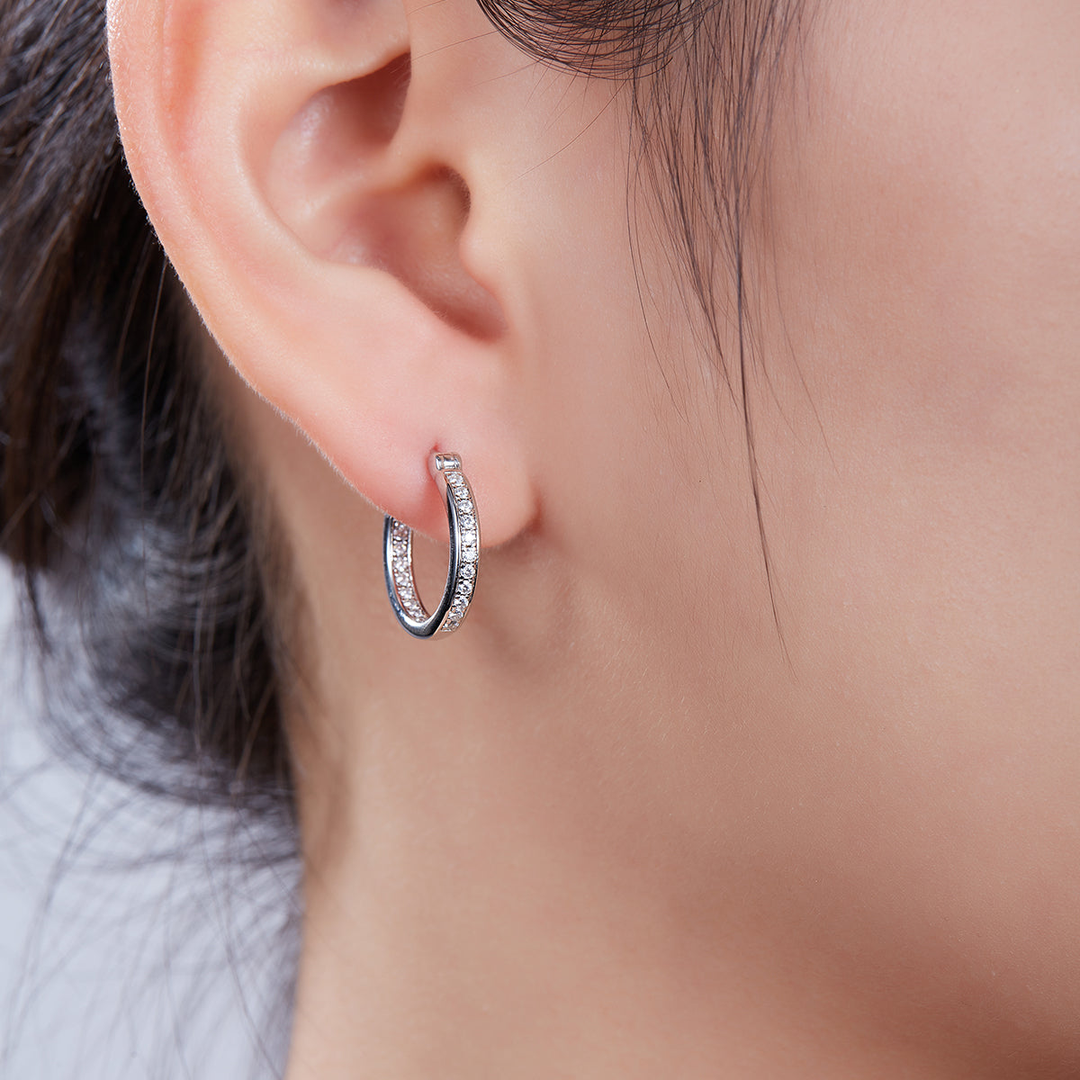S925 Argent Sterling 38pcs Moissanite Huggie Boucles d'oreilles Hoop pour femmes 16,5mm Plaque platine