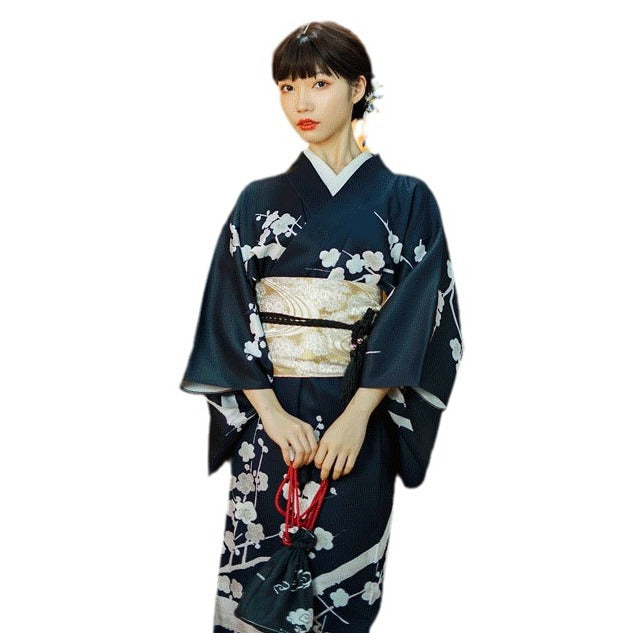 Kimono japonais traditionnel avec des motifs de fleur de cerise