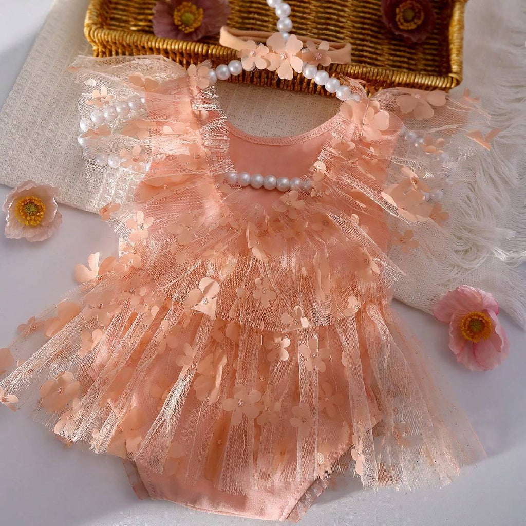 Robe en une seule pièce de dentelle blanche à patron floral nouveau-né