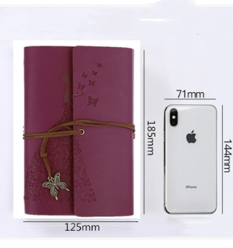 Habillez beau carnet de livres à la main