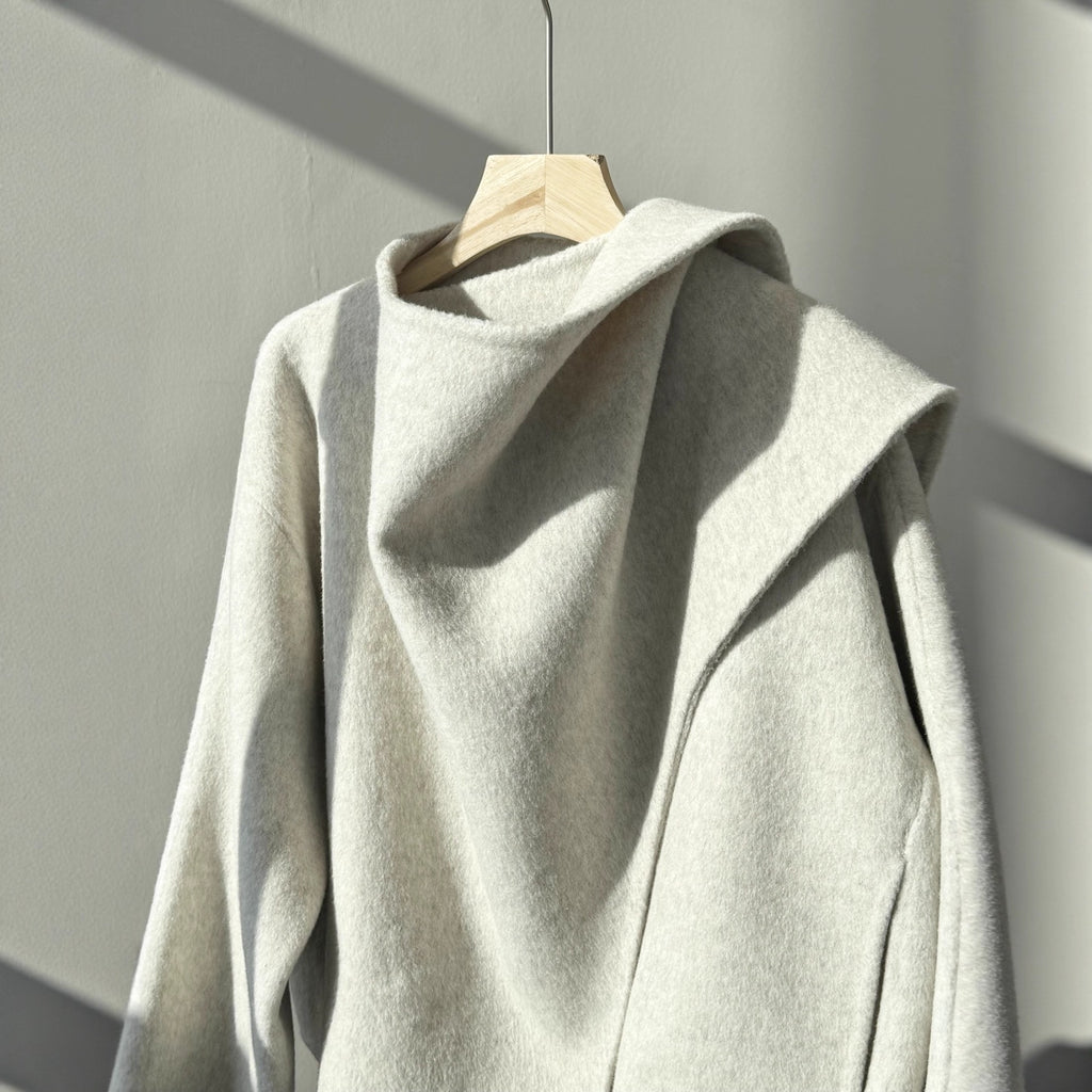 Manteau de laine courte pour femmes avec un collier écharpe