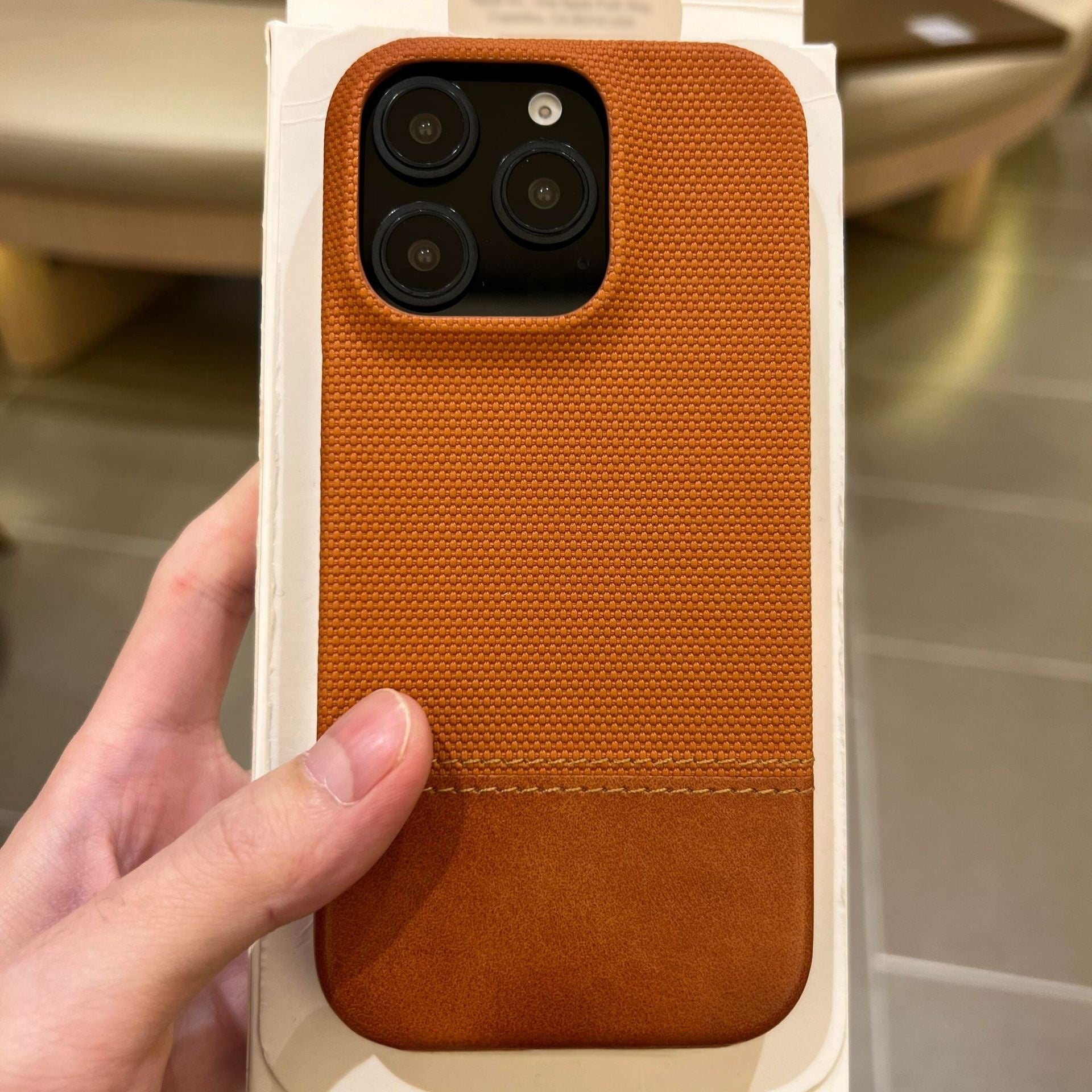 Smartphone Case en cuir végétalien avec une texture tissée et une fixation magnétique