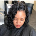 Cheveux noirs et bouclés