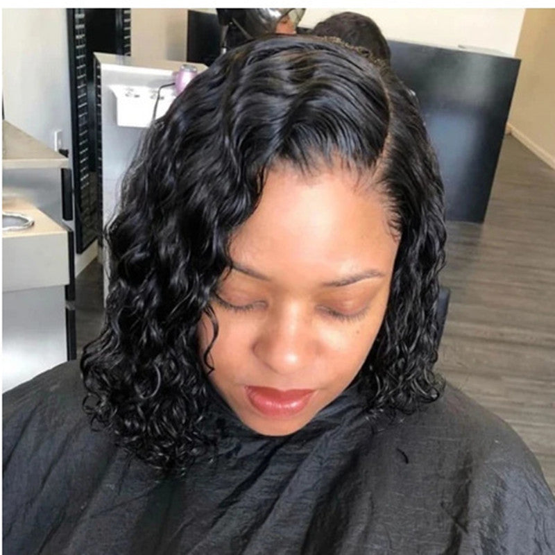 Cheveux noirs et bouclés
