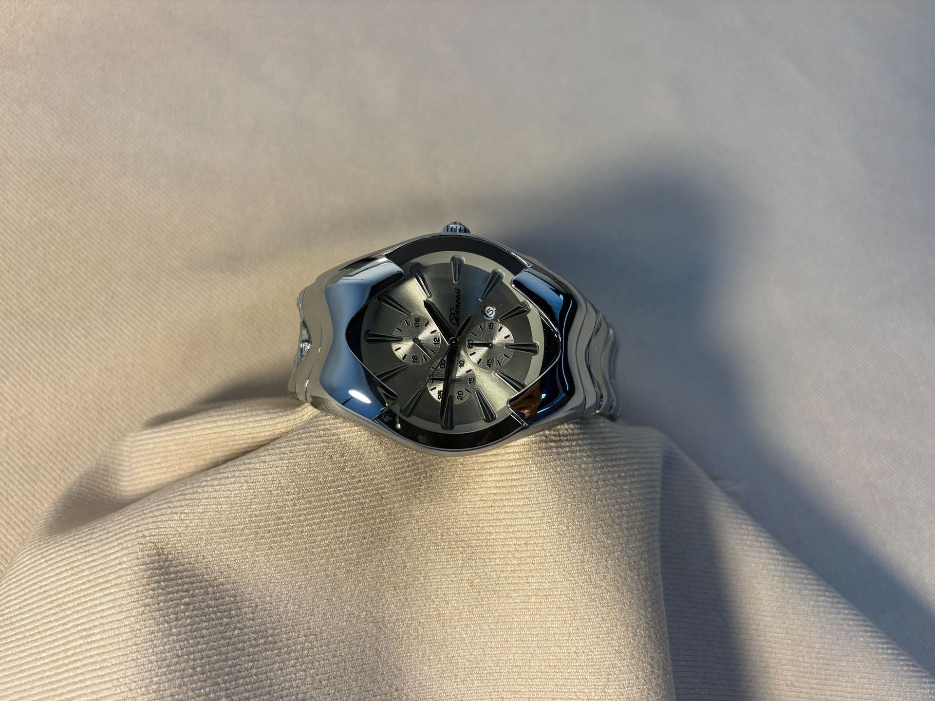 Montres avant-garde de style Y2K personnalisées en usine