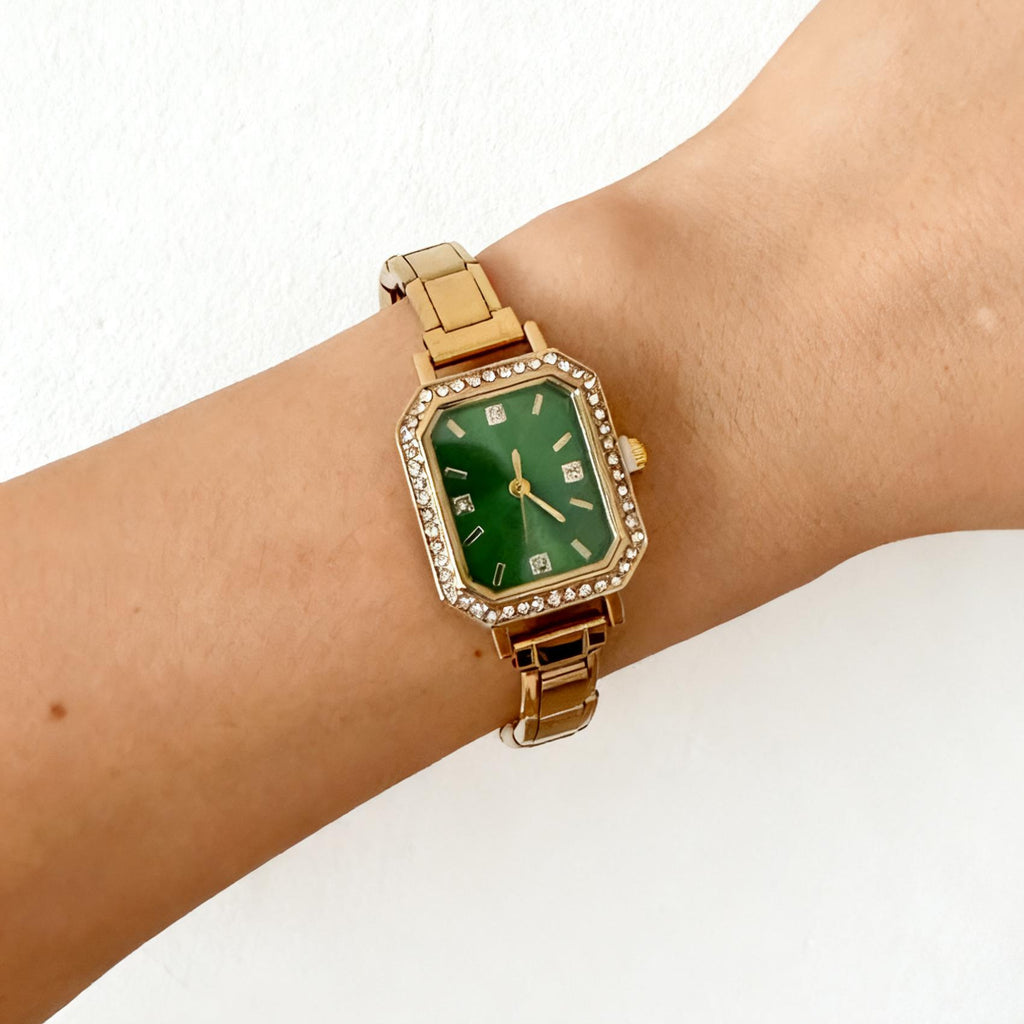 Montre carrée élégante pour les femmes avec un design chic embelli par le diamant