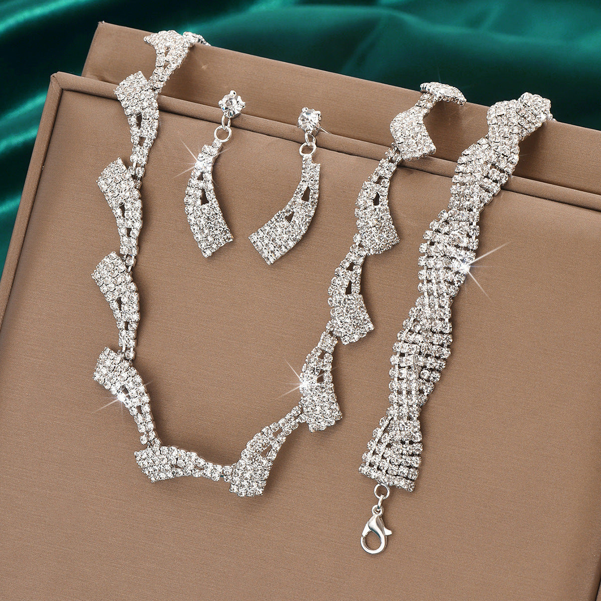 Niche Design personnalisé Boucles d'oreilles en corne de diamant complet