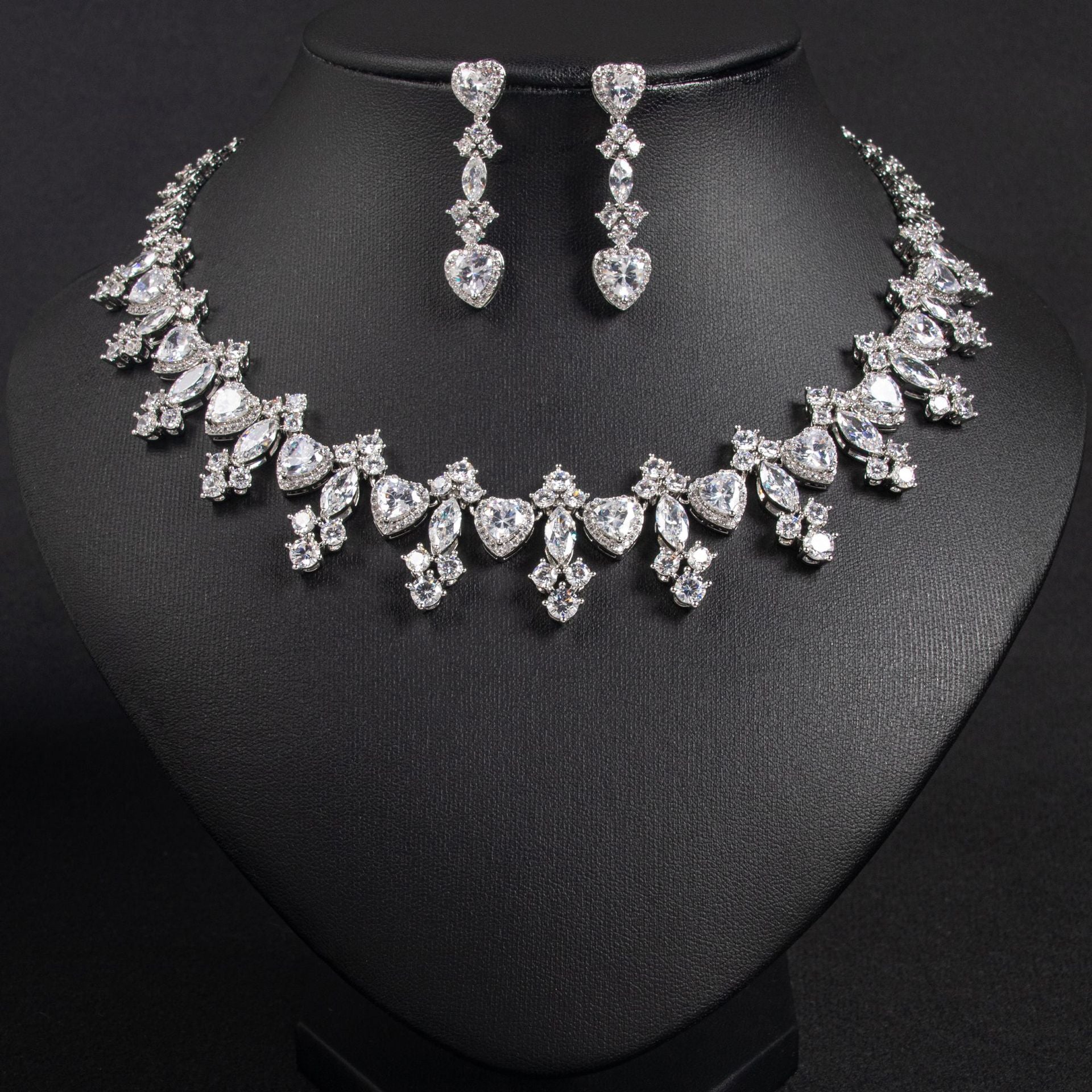 Collier et boucles d'oreilles personnalisés et créatifs pour les femmes