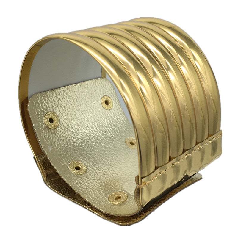 Collier exagéré européen et américain