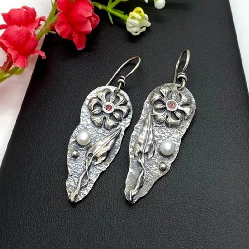 Boucles d'oreilles sculptées et incrustées de diamants
