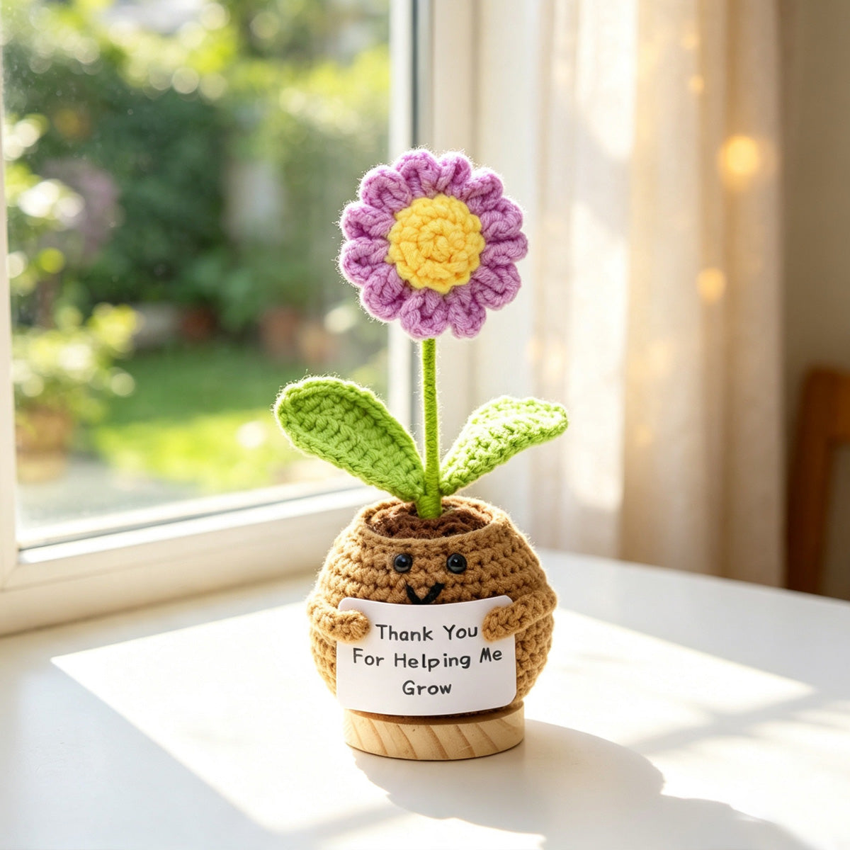 Crochet fait main sourire visage poté pourpre fleur ornement