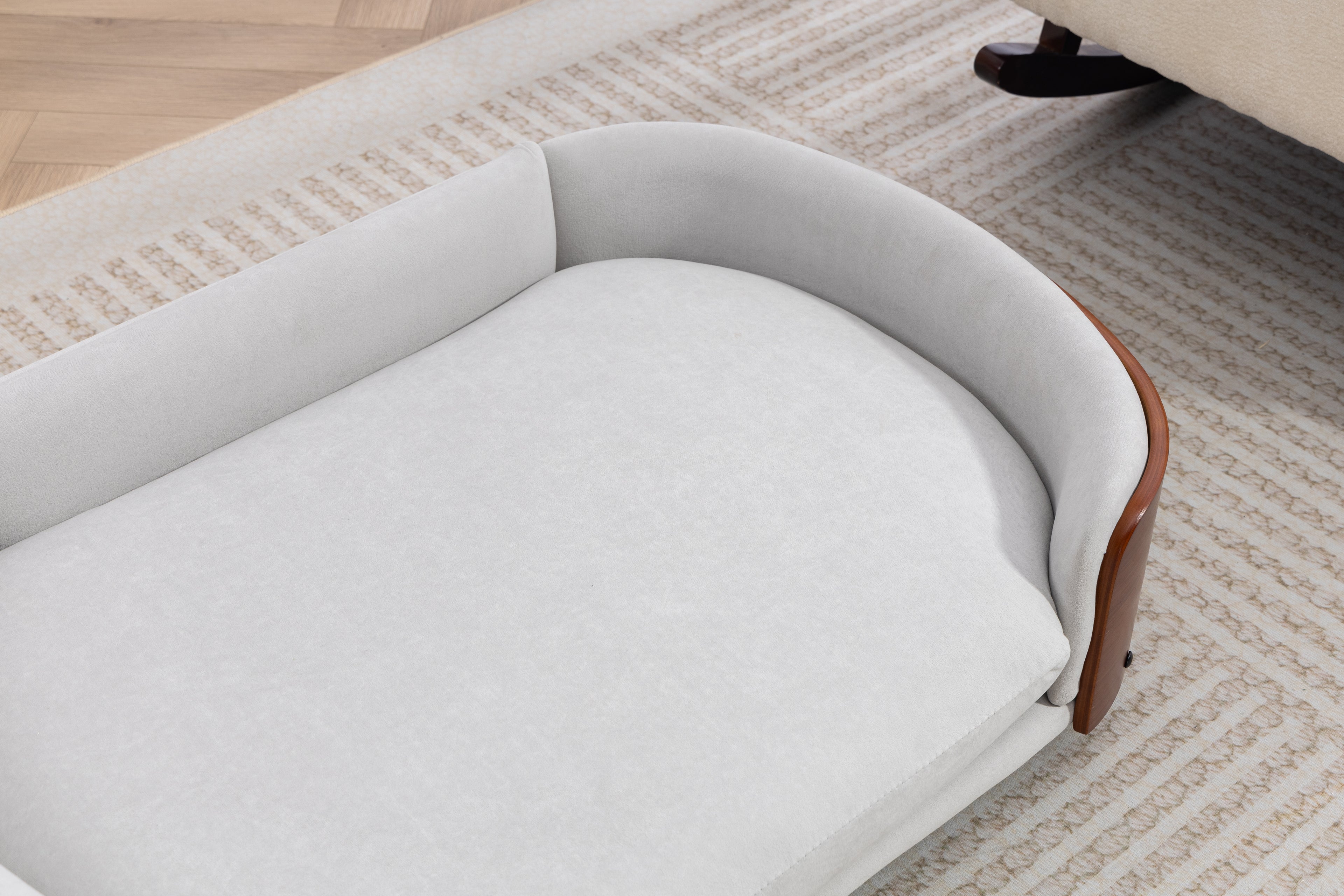 Style scandinave Lit de chien élevé Sofa Pet avec pieds en bois massif et noyer Bent Wood Bac