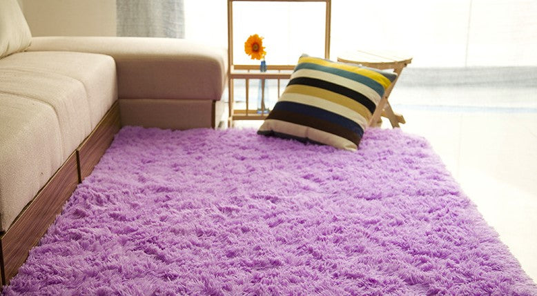 Salle de séjour table basse chambre lit côté lit non-dérapant peluche tapis