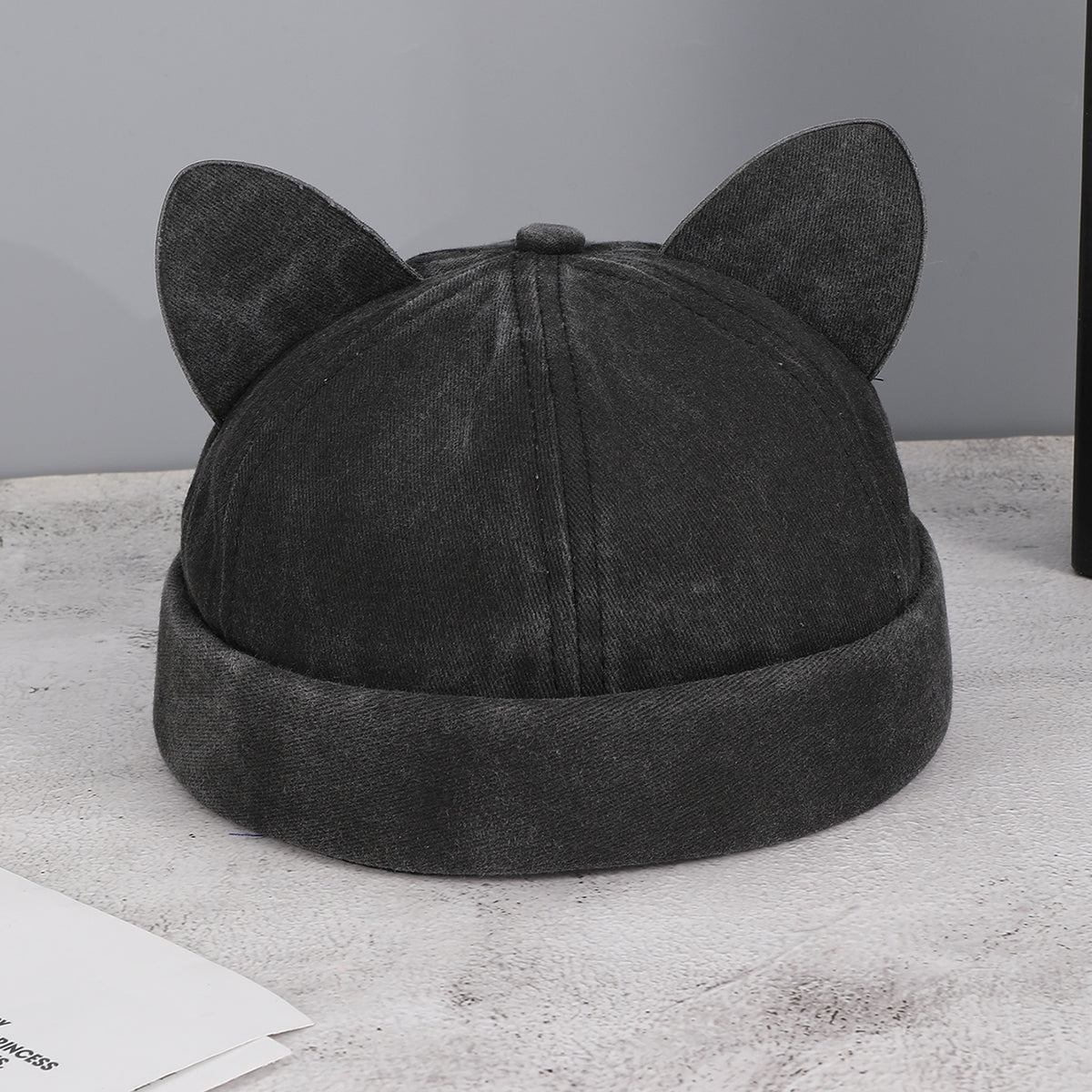 Le style Cat-ear de Lady Soft Top avec fixation réglable du dos crée une atmosphère de