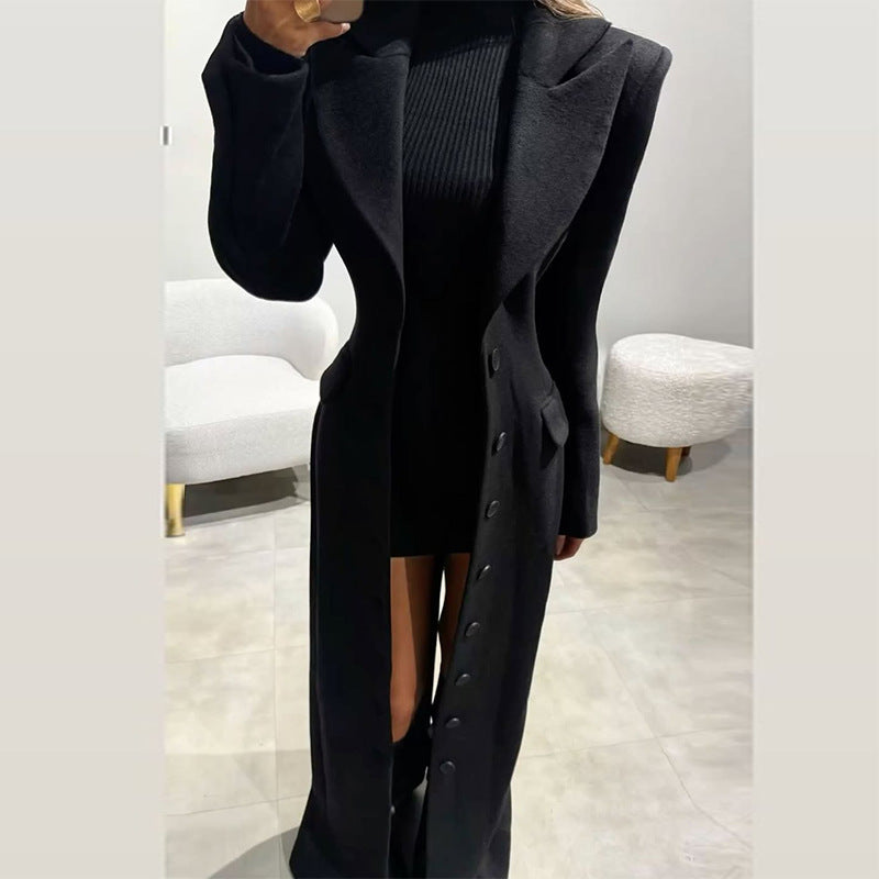 Manteau long stylisé gris uniforme