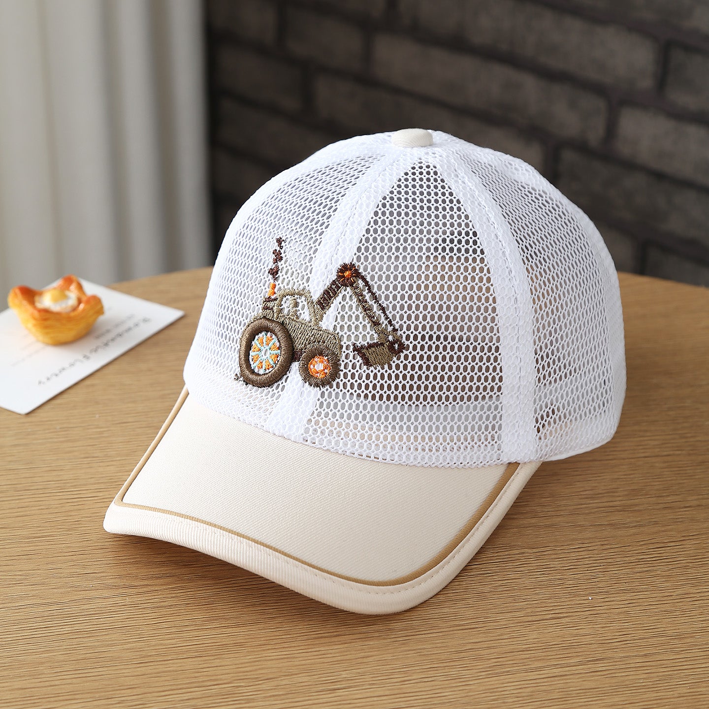Le bouchon de baseball brodé en mesh avec trous de ventilation est approprié pour les deux B
