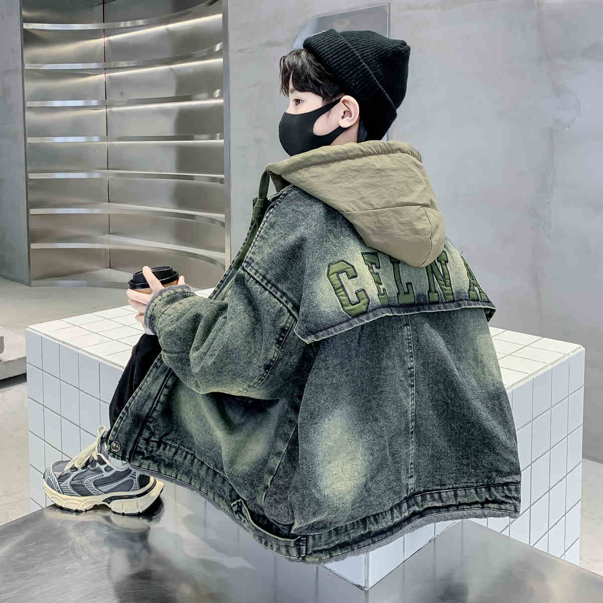 Manteau de denim pour garçon plus âgé
