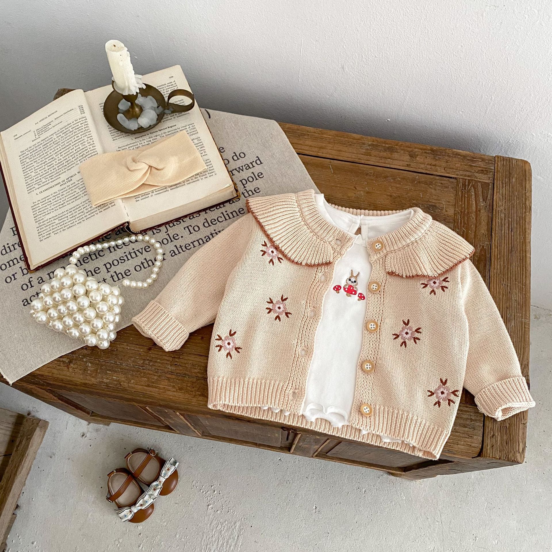 Manteau en tricot brodé pour bébé
