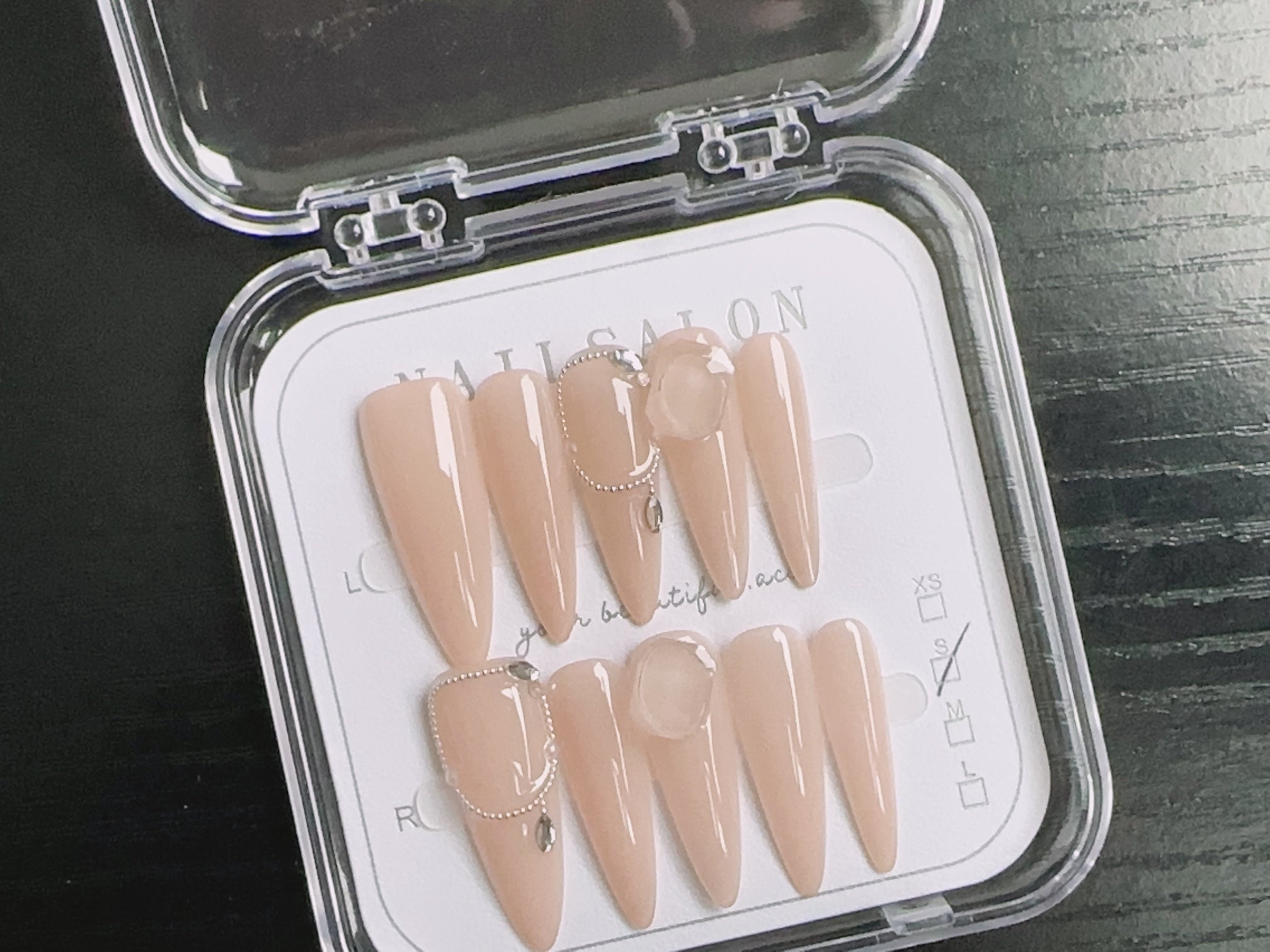 Appuyez sur les ongles T071