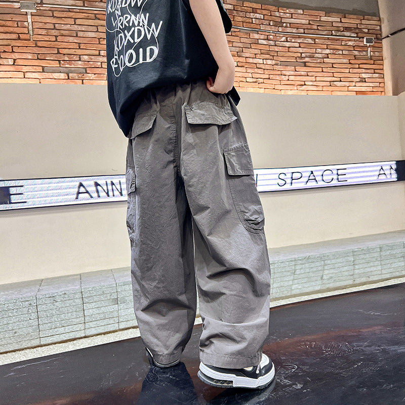 Des vêtements de printemps pour enfants, des pantalons à main pu