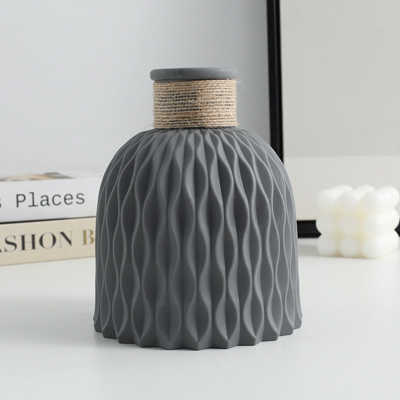 Vase-gray-1 ondulé d'eau en plastique