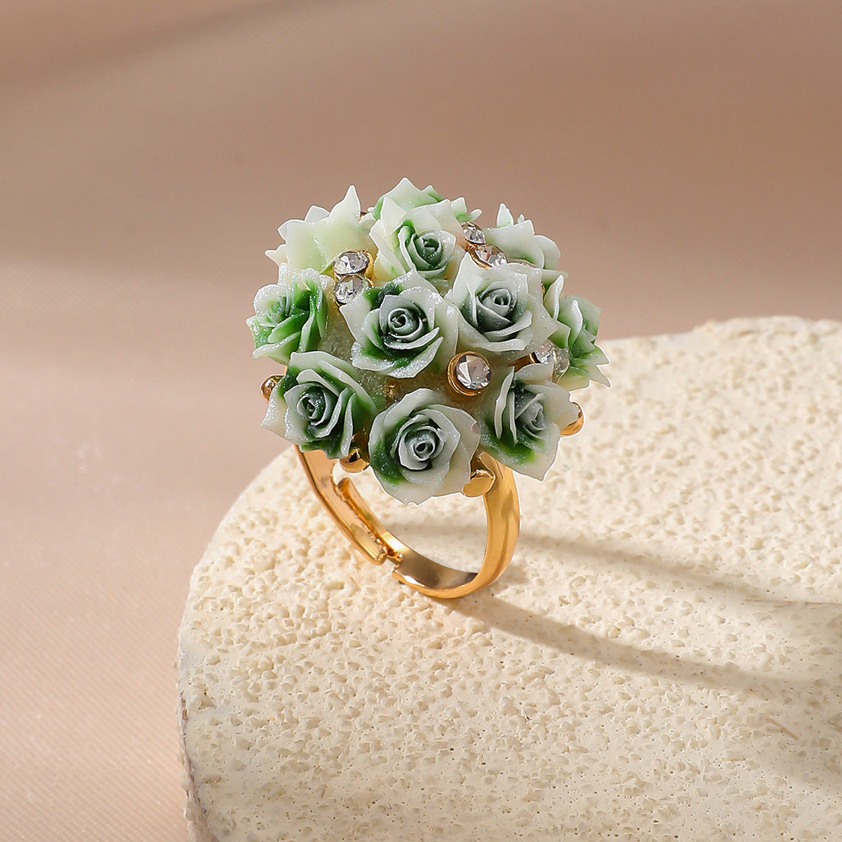 Anneau de fleur de rose en trois dimensions avec des fleurs de résine en diamant