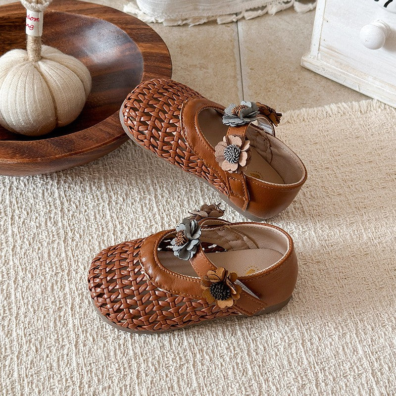 Leather shoes with flexible soles and retro style