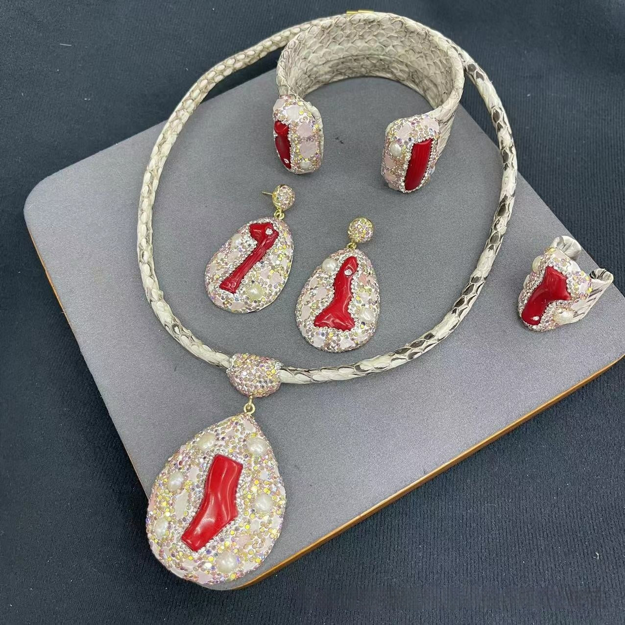 Véritable cuir Snakeskin Sea Bamboo Inlaid Pearl Autumn and Winter Ensemble de bijoux en quatre pièces