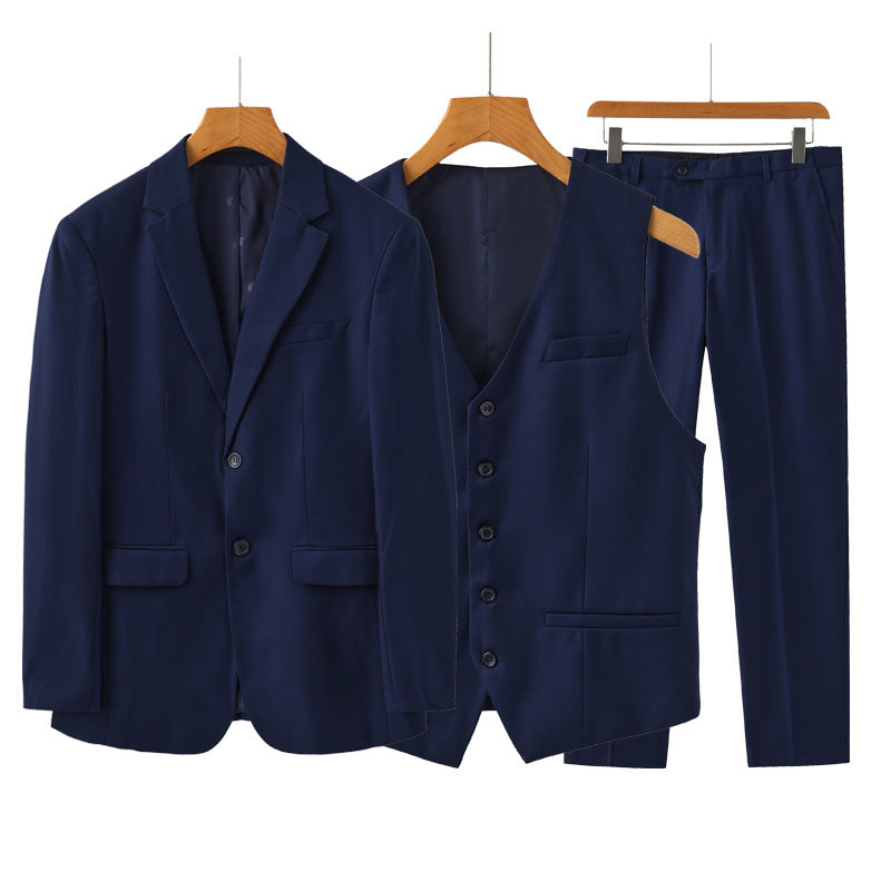 Demande d'un ensemble professionnel de costumes d'affaires