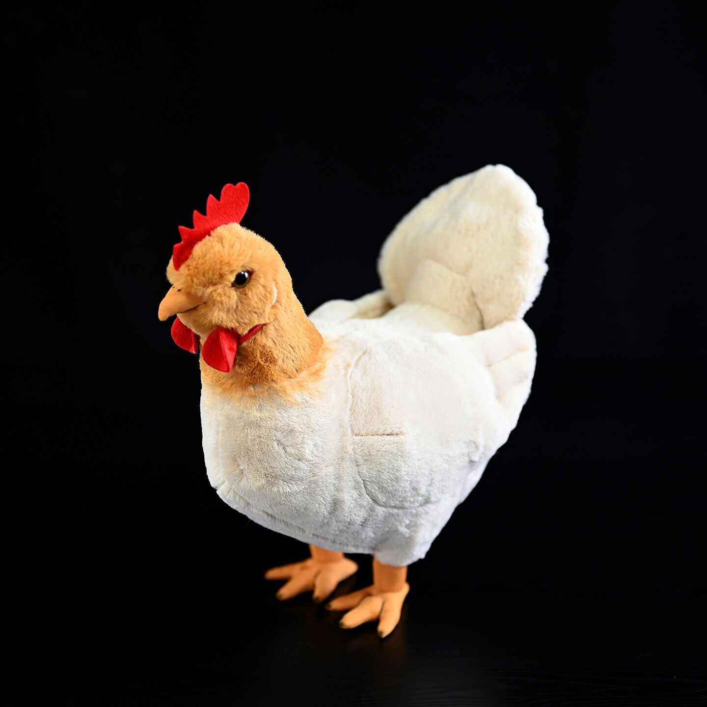 La poupée en peluche de Hen est mignonne