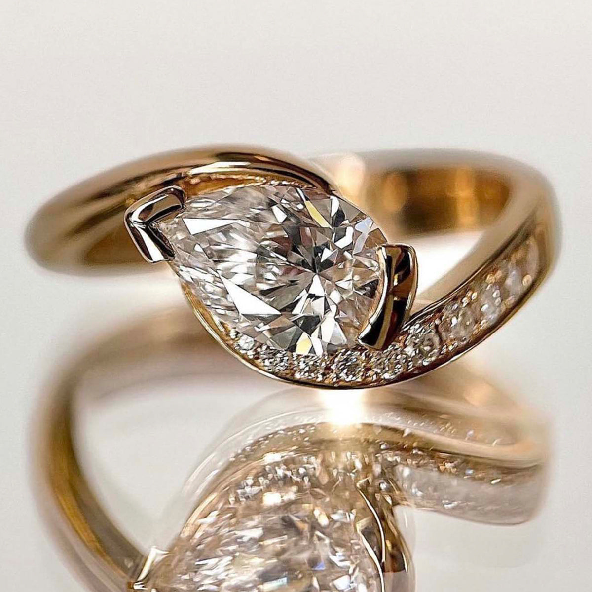 S925 Argent plaqué or 6x9mm Poire coupée Moissanite Anneau contour de vague demi lunette US Taille 6-9