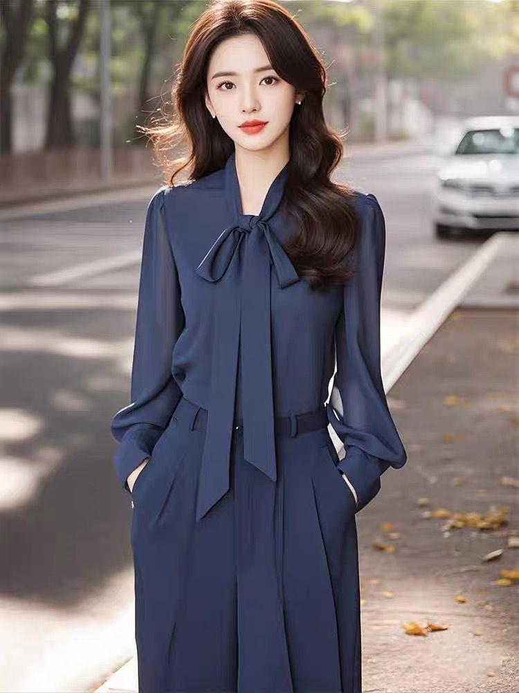 Élégante et chic Set de chemise bleue avec une petite robe