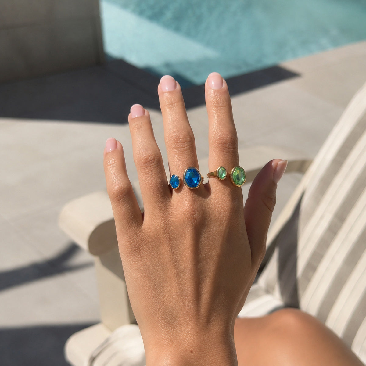 Anneau ouvert de luxe léger avec Zircon coloré et acier au titane